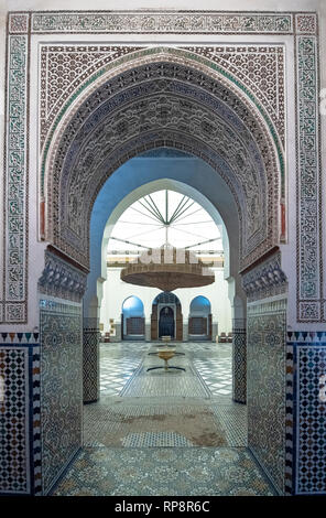 À l'intérieur intérieur de musée de Marrakech situé dans le palais Dar Menebhi. plafond de bois. Musée de Marrakech au Maroc cour Banque D'Images