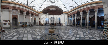 À l'intérieur intérieur de musée de Marrakech situé dans le palais Dar Menebhi. plafond de bois. Musée de Marrakech au Maroc cour Banque D'Images