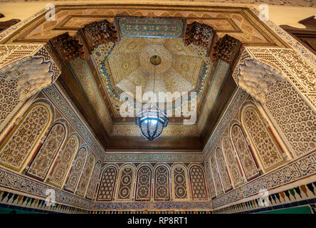 À l'intérieur intérieur de musée de Marrakech situé dans le palais Dar Menebhi. plafond de bois. Musée de Marrakech au Maroc cour Banque D'Images