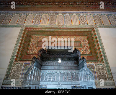 À l'intérieur intérieur de musée de Marrakech situé dans le palais Dar Menebhi. plafond de bois. Musée de Marrakech au Maroc cour Banque D'Images