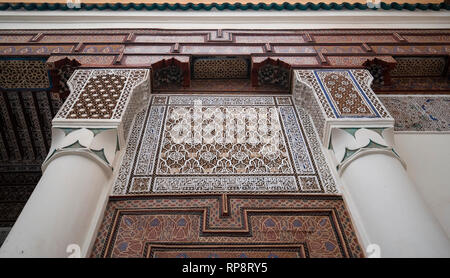 À l'intérieur intérieur de musée de Marrakech situé dans le palais Dar Menebhi. plafond de bois. Musée de Marrakech au Maroc cour Banque D'Images