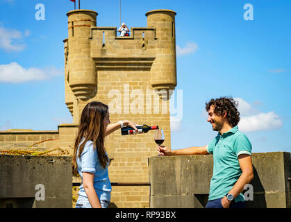 Couple drinking wine à Olite Olite, château. Navarre. Espagne Banque D'Images