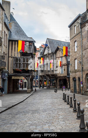 Dinan, France - 24 juillet 2018 : Vieille rue pavée avec des maisons médiévales à ossature bois dans le centre-ville de Dinan, Bretagne Banque D'Images