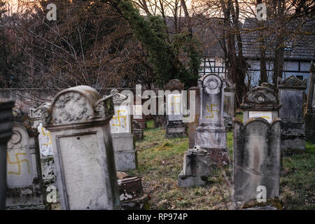 Plus de 80 tombes vandalisées avec des symboles nazis en jaune peint sur les tombes endommagées - cimetière juif à Quatzenheim près de Strasbourg Banque D'Images