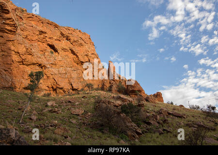 Simpsons Gap (aborigènes Arrernte : Rungutjirpa) est l'une des lacunes dans les West MacDonnell Ranges en Australie dans le Territoire du Nord. Banque D'Images