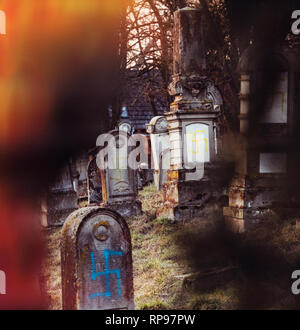 Voir si des pierres de plusieurs tombes vandalisées avec des symboles nazis en bleu peint sur les tombes endommagées - cimetière juif à Quatzenheim près de Strasbourg Banque D'Images