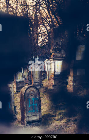 Voir si des pierres de plusieurs tombes vandalisées avec des symboles nazis en bleu peint sur les tombes endommagées - cimetière juif à Quatzenheim près de Strasbourg Banque D'Images