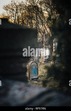 Voir si des pierres de plusieurs tombes vandalisées avec des symboles nazis en bleu peint sur les tombes endommagées - cimetière juif à Quatzenheim près de Strasbourg Banque D'Images