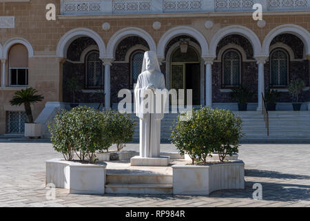 Chypre, Nicosie, en grec, de la vieille ville, monument de l'archevêque Makarios et palais archiépiscopal Banque D'Images