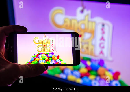 Los Angeles, Californie, USA - 21 Février 2019 : un smartphone avec Candy Crush SAGA game contre le grand écran. Banque D'Images