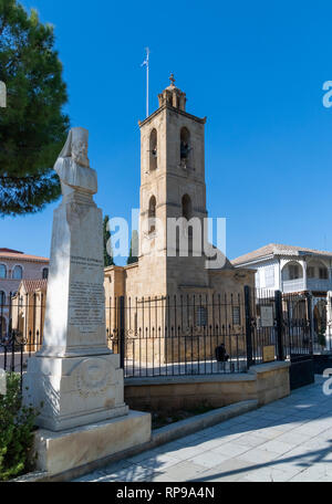 Nicosie, Chypre - novembre 2. En 2018. Le beffroi Cathédrale Saint-Jean le divin et le Monument de l'Archevêque Cyprian Banque D'Images