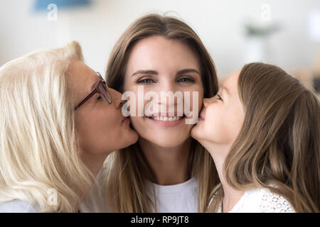 Head shot portrait of attractive young woman with daughter et maman Banque D'Images