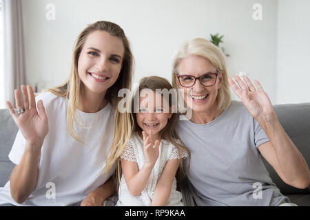 Happy smiling little girl avec mère et grand-mère en agitant la main Banque D'Images