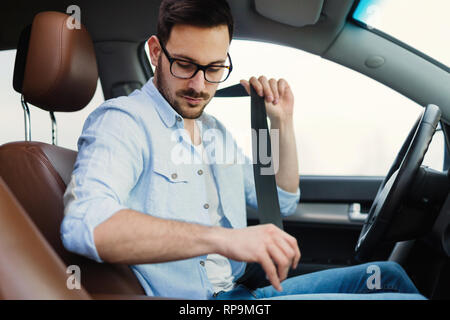 Fixation du pilote sa ceinture de sécurité en voiture Banque D'Images