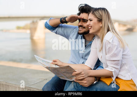 Heureux les touristes voyageant et souriant Banque D'Images