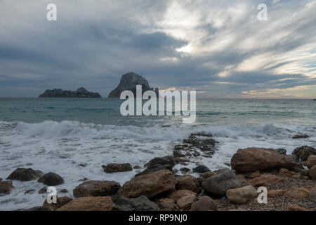 L'île d'Es Vedra dans la mer d'Ibiza, Espagne Banque D'Images