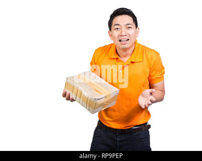 Young delivery man fragile fort endommagé hand holding colis portant des uniformes orange cassé choqué face isolé sur fond blanc Banque D'Images