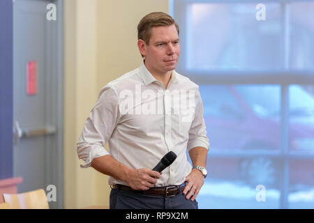 Iowa City, Iowa, États-Unis. 18 Février, 2019. 15e Congrès du District de Californie Eric Swalwell testé les eaux pour un scrutin présidentiel à un public lib Banque D'Images