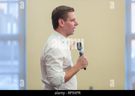 Iowa City, Iowa, États-Unis. 18 Février, 2019. 15e Congrès du District de Californie Eric Swalwell testé les eaux pour un scrutin présidentiel à un public lib Banque D'Images