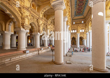 Vue de l'intérieur du corridor intérieur principal du Palais Thirumalai Nayakkar Mahal ou montrant l'Inde et de l'architecture de style islamique. Banque D'Images