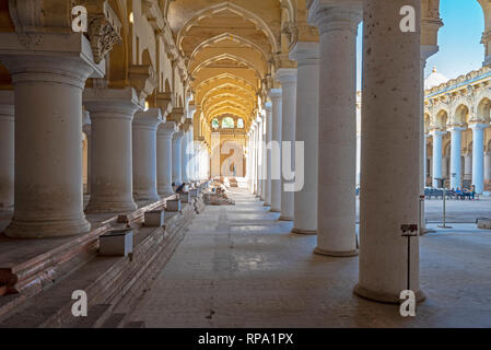 Vue de l'intérieur du corridor intérieur principal du Palais Thirumalai Nayakkar Mahal ou montrant l'Inde et de l'architecture de style islamique. Banque D'Images