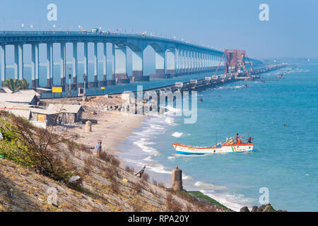 L'Indira Gandhi Road Bridge et Pamban Bridge tiré du côté Rameswaram lors d'une journée ensoleillée avec ciel bleu. Banque D'Images