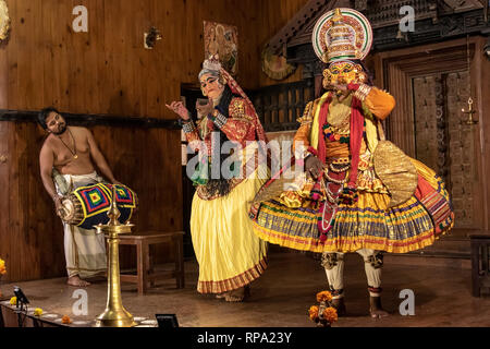 Kathakali est l'une des principales formes de danse classique indienne. C'est un 'cas jouer' genre d'art, mais l'un distingué par la coquette m colorés Banque D'Images