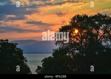 Magnifique lever du soleil sur le lac dans un paisible matin d'été Banque D'Images