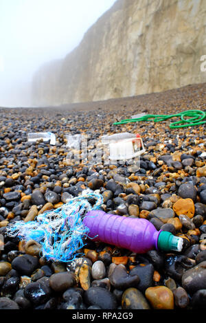 Le plastique est échoué sur une plage de galets, Newhaven, East Sussex. Banque D'Images