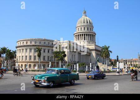 La Havane - Le 26 février : Les Cubains drive Classic voitures américaines, le 26 février 2011 à La Havane. Changement récent de loi permet les Cubains d'échanger des wagons après il Banque D'Images