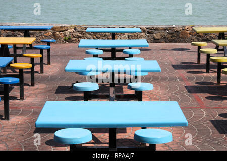 Des tables et des chaises en plastique dans une station restaurant en plein air à George Town, Malaisie Banque D'Images