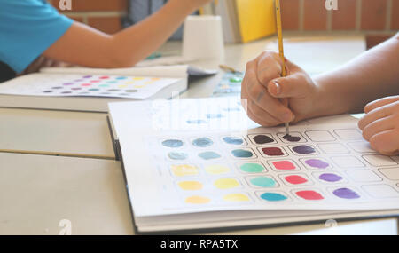 Les étudiants qui travaillent dans leur processus d'art visuel diaries explorant l'expérimentation de la théorie des couleurs. La peinture dans des classeurs. L'enseignement des arts créatifs de concep Banque D'Images