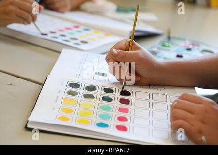 Les étudiants qui travaillent dans leur processus d'art visuel diaries explorant l'expérimentation de la théorie des couleurs. La peinture dans des classeurs. L'enseignement des arts créatifs de concep Banque D'Images