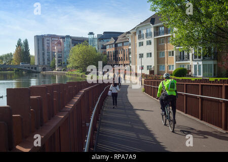 Tête de navetteurs pour travailler le long du côté de la Tamise à Reading, Berkshire. Banque D'Images