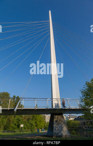 Piétons et Christchurch à haubans cycle pont suspendu au-dessus de la Tamise à la lecture. Banque D'Images