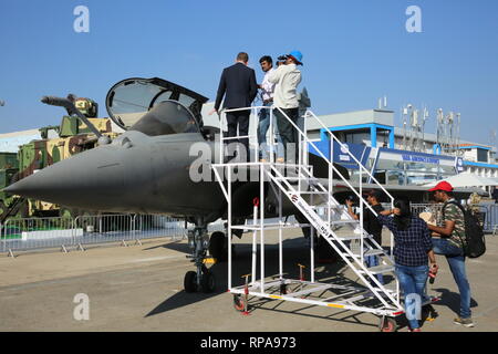 Bangalore, Inde. Feb 20, 2019. Les visiteurs à l'Aero India 2019 à Yelahanka air force station à Bangalore, Inde, le 20 février 2019. L'événement de cinq jours a débuté le mercredi, et plus de 400 exposants de plus de 20 pays et régions ont pris part au spectacle. Selon des fonctionnaires, y compris des avions 61 Hindustan Aeronautics Limited (HAL) produit des avions de combat de la lumière (LCA) Tejas sont tous réglés à rugir dans le ciel de la ville. Credit : Jiang Lei/Xinhua/Alamy Live News Banque D'Images