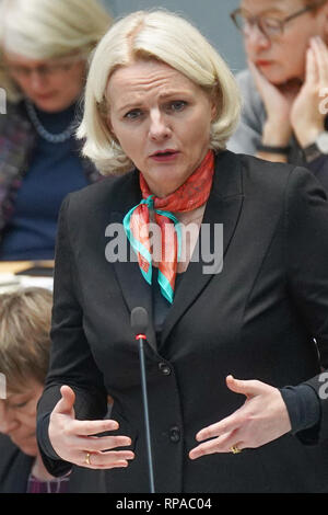 Berlin, Allemagne. Feb 21, 2019. Regine Günther, le sénateur de la circulation, des commentaires sur la panne en question pendant un temps de Köpenick de Berlin la Chambre des Représentants. Credit : Jörg Carstensen/dpa/Alamy Live News Banque D'Images