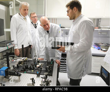 Jena, Allemagne. Feb 21, 2019. Hans Otto Feldhütter (l-r), le professeur Andreas Tünnermann, tous deux de l'Institut Fraunhofer IOF, Wolfgang Tiefensee (SPD), Ministre des affaires économiques de la Thuringe, et Markus Gräfe de l'Institut Fraunhofer IOF debout dans un laboratoire à un laser expérience à l'activité de lancement pour l'innovation numérique à la photonique du moyeu de l'Institut Fraunhofer pour l'Optique Appliquée et de mécanique de précision. Credit : Bodo Schackow Zentralbild-/dpa/dpa/Alamy Live News Banque D'Images