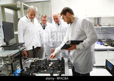 Jena, Allemagne. Feb 21, 2019. Hans Otto Feldhütter (l-r), le professeur Andreas Tünnermann, tous deux de l'Institut Fraunhofer IOF, Wolfgang Tiefensee (SPD), Ministre des affaires économiques de la Thuringe, et Markus Gräfe de l'Institut Fraunhofer IOF debout dans un laboratoire à un laser expérience à l'activité de lancement pour l'innovation numérique à la photonique du moyeu de l'Institut Fraunhofer pour l'Optique Appliquée et de mécanique de précision. Credit : Bodo Schackow Zentralbild-/dpa/dpa/Alamy Live News Banque D'Images