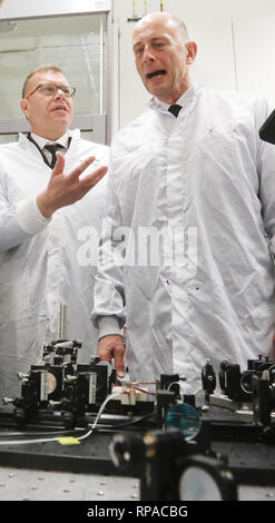 Jena, Allemagne. Feb 21, 2019. Le professeur Andreas Tünnermann (l), directeur de l'Institut Fraunhofer, l'IOF et Wolfgang Tiefensee (SPD), Ministre de l'économie de la Thuringe, sont debout dans un laboratoire sur un laser expérience à l'activité de lancement pour l'innovation numérique à la photonique du moyeu de l'Institut Fraunhofer pour l'Optique Appliquée et de mécanique de précision. Credit : Bodo Schackow Zentralbild-/dpa/dpa/Alamy Live News Banque D'Images