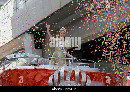 Manille, Philippines. Feb 21, 2019. Pluies de confettis sur Miss Univers 2018 Catriona gris comme elle courbes à ses fans lors de son grand retour à la parade à Manille, Philippines, le 21 février 2019. Gray a remporté le 67ème concours de beauté Miss Univers 2018 à Bangkok en décembre. Credit : Rouelle Umali/Xinhua/Alamy Live News Banque D'Images