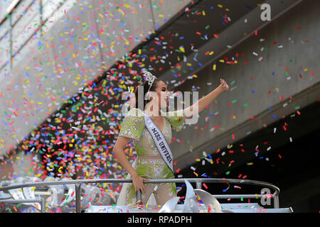 Manille, Philippines. Feb 21, 2019. Pluies de confettis sur Miss Univers 2018 Catriona gris comme elle courbes à ses fans lors de son grand retour à la parade à Manille, Philippines, le 21 février 2019. Gray a remporté le 67ème concours de beauté Miss Univers 2018 à Bangkok en décembre. Credit : Rouelle Umali/Xinhua/Alamy Live News Banque D'Images