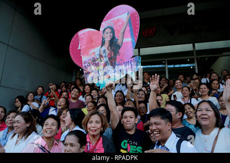 Manille, Philippines. Feb 21, 2019. Fans cheer en attendant le grand retour à la parade de Miss Univers 2018 Catriona Gray à Manille, Philippines, le 21 février 2019. Gray a remporté le 67ème concours de beauté Miss Univers 2018 à Bangkok en décembre. Credit : Rouelle Umali/Xinhua/Alamy Live News Banque D'Images