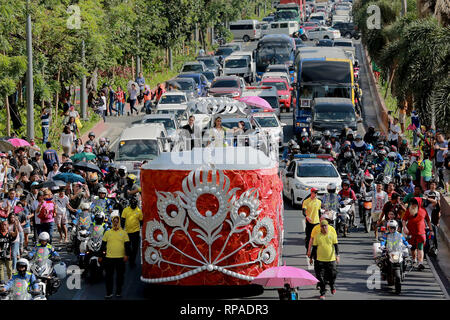 Manille, Philippines. Feb 21, 2019. Miss Univers 2018 Catriona vagues gris à ses fans lors de son grand retour à la parade à Manille, Philippines, le 21 février 2019. Gray a remporté le 67ème concours de beauté Miss Univers 2018 à Bangkok en décembre. Credit : Rouelle Umali/Xinhua/Alamy Live News Banque D'Images