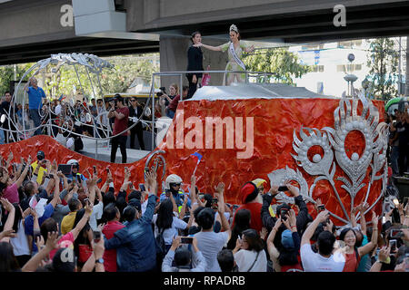 Manille, Philippines. Feb 21, 2019. Miss Univers 2018 Catriona Gray les gestes pour ses fans lors de son grand retour à la parade à Manille, Philippines, le 21 février 2019. Gray a remporté le 67ème concours de beauté Miss Univers 2018 à Bangkok en décembre. Credit : Rouelle Umali/Xinhua/Alamy Live News Banque D'Images