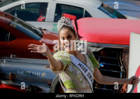 Manille, Philippines. Feb 21, 2019. Miss Univers 2018 Catriona vagues gris à ses fans lors de son grand retour à la parade à Manille, Philippines, le 21 février 2019. Gray a remporté le 67ème concours de beauté Miss Univers 2018 à Bangkok en décembre. Credit : Rouelle Umali/Xinhua/Alamy Live News Banque D'Images