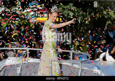 Manille, Philippines. Feb 21, 2019. Pluies de confettis sur Miss Univers 2018 Catriona gris comme elle courbes à ses fans lors de son grand retour à la parade à Manille, Philippines, le 21 février 2019. Gray a remporté le 67ème concours de beauté Miss Univers 2018 à Bangkok en décembre. Credit : Rouelle Umali/Xinhua/Alamy Live News Banque D'Images