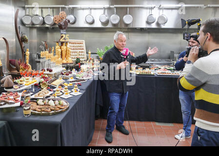 Los Angeles, USA. Feb 20, 2019. Wolfgang Puck (l), star chef, parle devant les caméras dans sa cuisine. Immédiatement après l'Oscar, le Gala autrichien natif accueillera son traditionnel événement gastronomique pour la 25e fois au Governors Ball. Crédit : Barbara Munker/dpa/Alamy Live News Banque D'Images