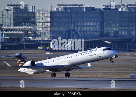 Munich, Allemagne. Feb 18, 2019. D-ACNR - Bombardier CRJ-900LR - Lufthansa Regional, Cityline au début, commence, commence, décolle. La circulation de l'air, fliegen.Luftfahrt. L'aéroport Franz Josef Strauss de Munich.Munich. Utilisation dans le monde entier | Credit : dpa/Alamy Live News Banque D'Images