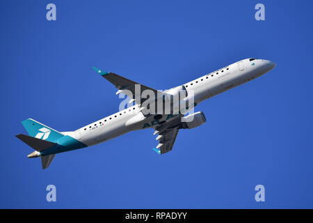 Munich, Allemagne. Feb 18, 2019. I-ADJK - Embraer ERJ-195LR - Air Dolowithi au début, début, début. La circulation de l'air, fliegen.Luftfahrt. L'aéroport Franz Josef Strauss de Munich.Munich. Utilisation dans le monde entier | Credit : dpa/Alamy Live News Banque D'Images